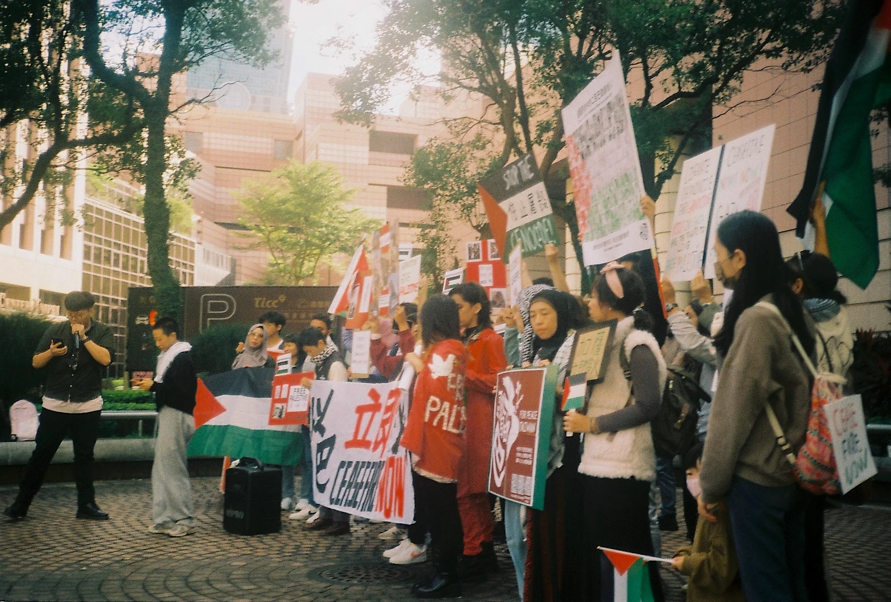 在駐台北以色列經濟文化辦事處前，呼籲以哈停火的抗議行動。2023年11月21日。-圖片